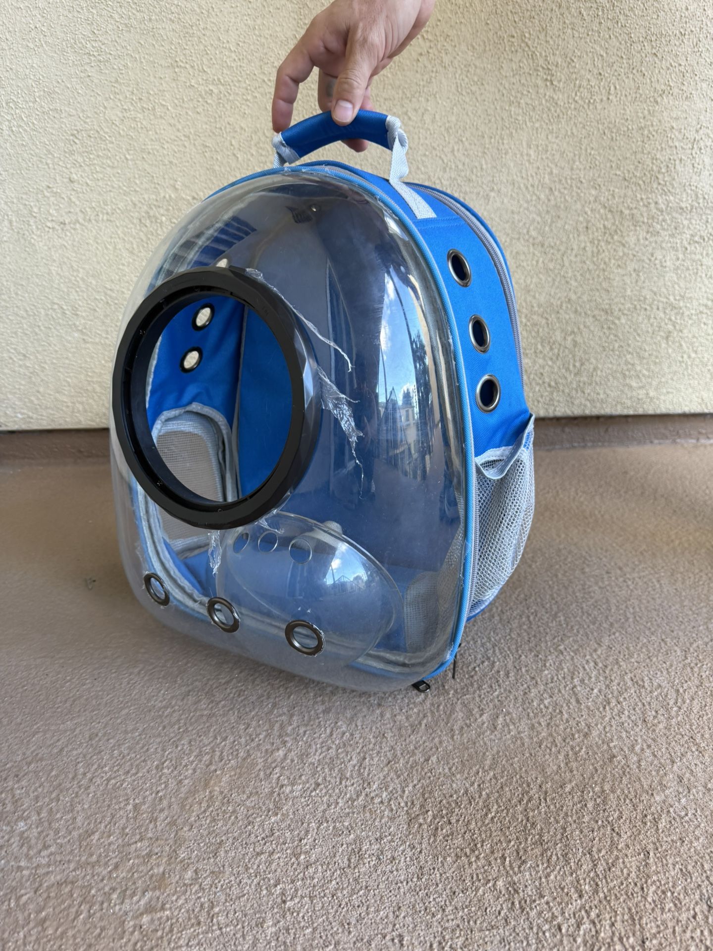 Pet carrier/carrying case