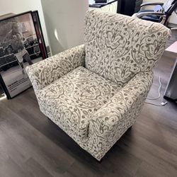 Like-New Designer Arm Chair – Elegant & Super Comfortable