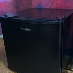 black mini fridge 