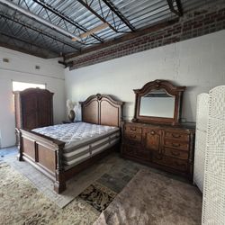 Stunning King/Queen real marble and Wood Bedroom set.
Delivery Available!