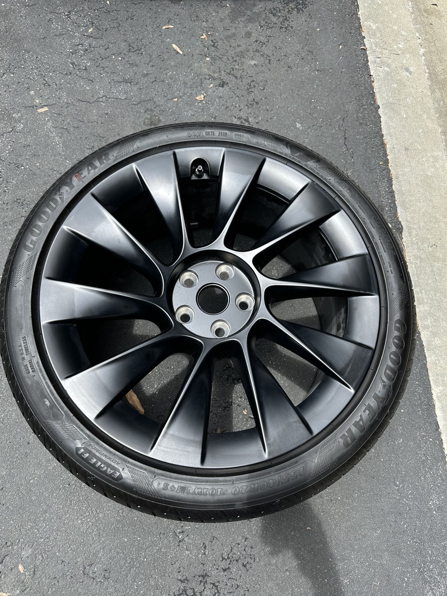 Tesla Model Y Wheel with tire - 255 /40R20 Original 2023 with center cap and TPMS