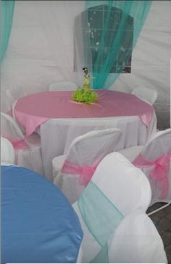 Manteles blancos para mesa redonda de 120 " en perfectas condiciones.. $8 cada uno