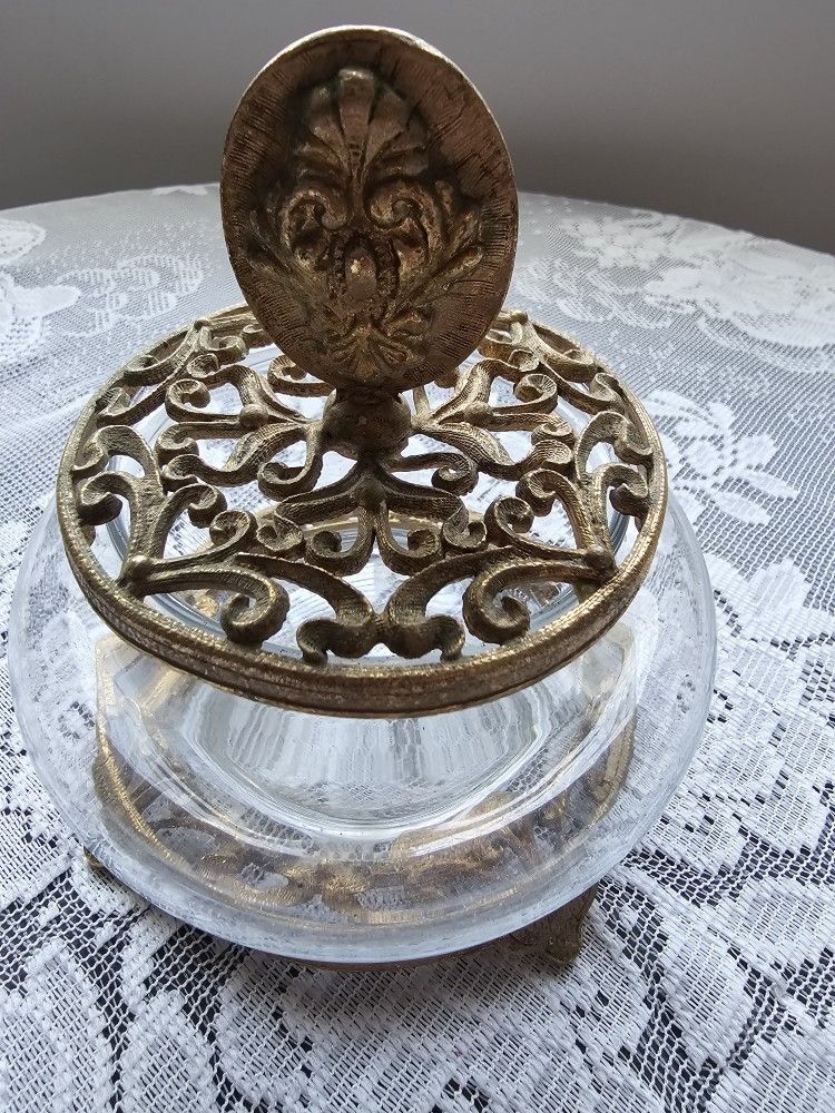 $35.00 - 1960's Hollywood Regency Ormolu Glass/Brass ROUND Tinket Box With Medallion Topper!