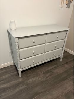 Light Gray 6-Drawer Dresser – Modern & Spacious