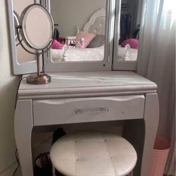TWIN SIZE BEDROOM SET:  BED FRAME, VANITY WITH MIRROR 🌹