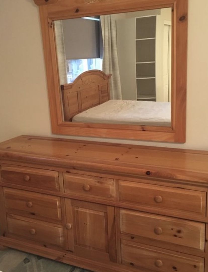 Broyhill Fontana Queen Bedroom Set. Bedframe, Dresser, Mirror And