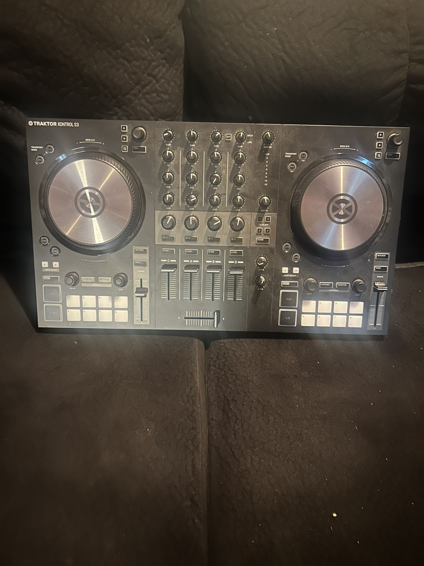 Traktor S3 DJ Controller