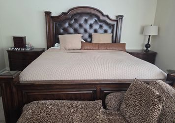 Mathis Brothers King Size Bedroom Set