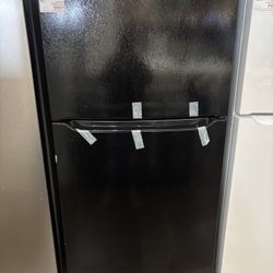 New Frigidaire 30” 18.3 Cu Ft Top Freezer Bottom Refrigerator 