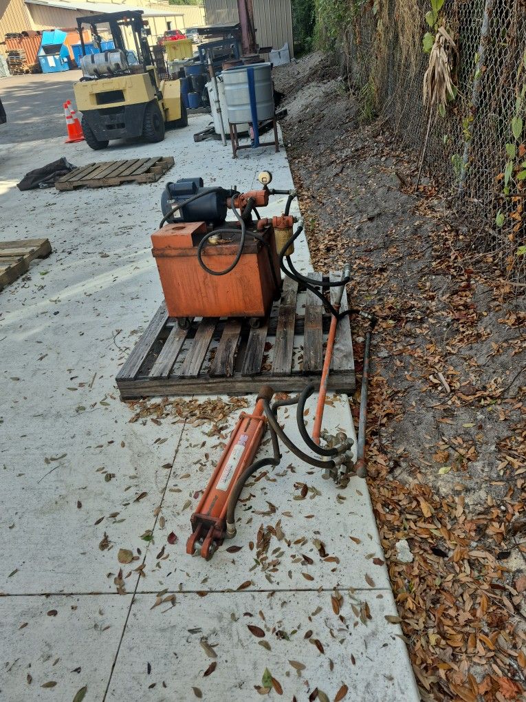 Red Lion Hydraulic Ram