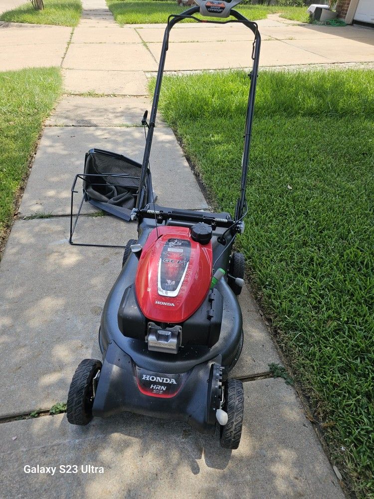 Honda Hrn216vka Self Propelled Mower New $460 Price Is Firm/ Nueva