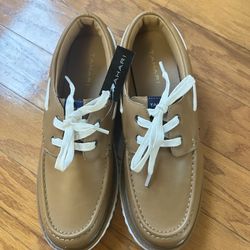 NWT Tahari Men's Brown Boat Shoes with White Laces size 6