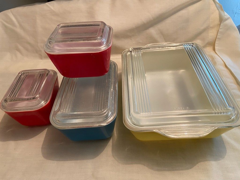 1950 Pyrex refrigerator dishes with lids 