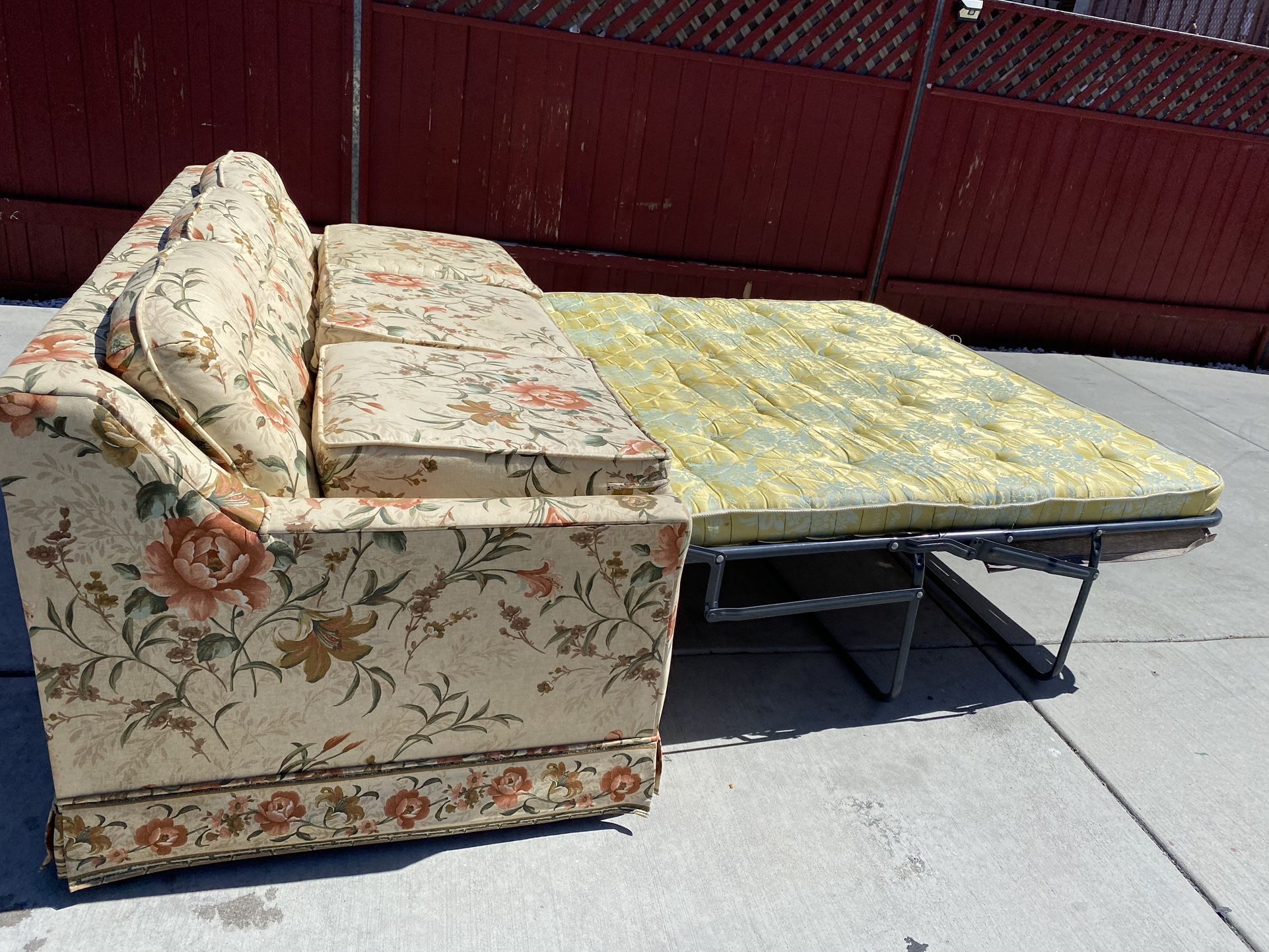 Full size pull Out Couch Sofa MCM FLORAL VINTAGE DESIGN