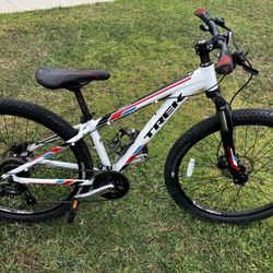 13.5” Trek Marlin 6 Mountain Bike With Hydraulic Disc Brakes Firm Price Cash Only