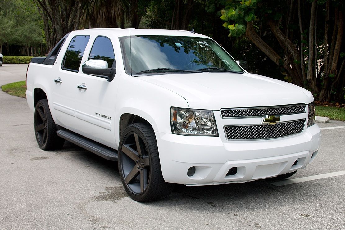 2010 CHEVY AVALANCHE LT. BACK UP CAMERA, LEATHER, LOW MILES
