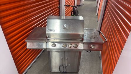 BBQ w propane tanks