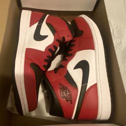 Jordan 1 Chicago Toes Size 7.5 m