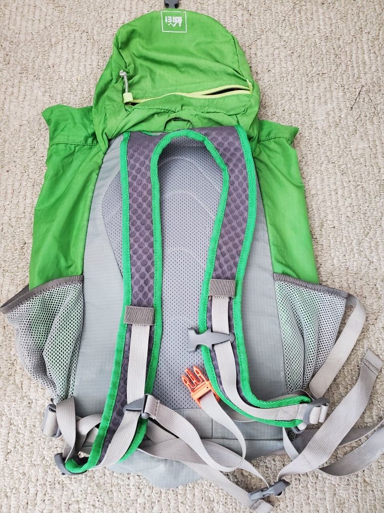 REI Flash 22 Hiking Backpack Lightweight Green Grey for Sale in