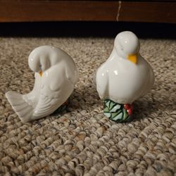 Avon 1993 Holiday Dove Salt And Pepper Shakers
