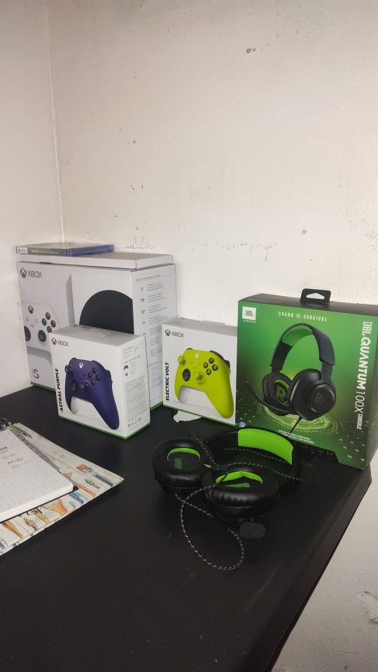 Xbox Series S + 2 Controls + JBL Gamer Headphones 