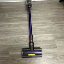  Dyson V10 Cordless Stick Vacuum Cleaner – Works Great! (Used)