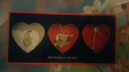 New Victorias secret necklace with 3 charms!