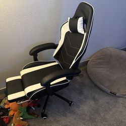 Brand New Gaming Chair (used once) 