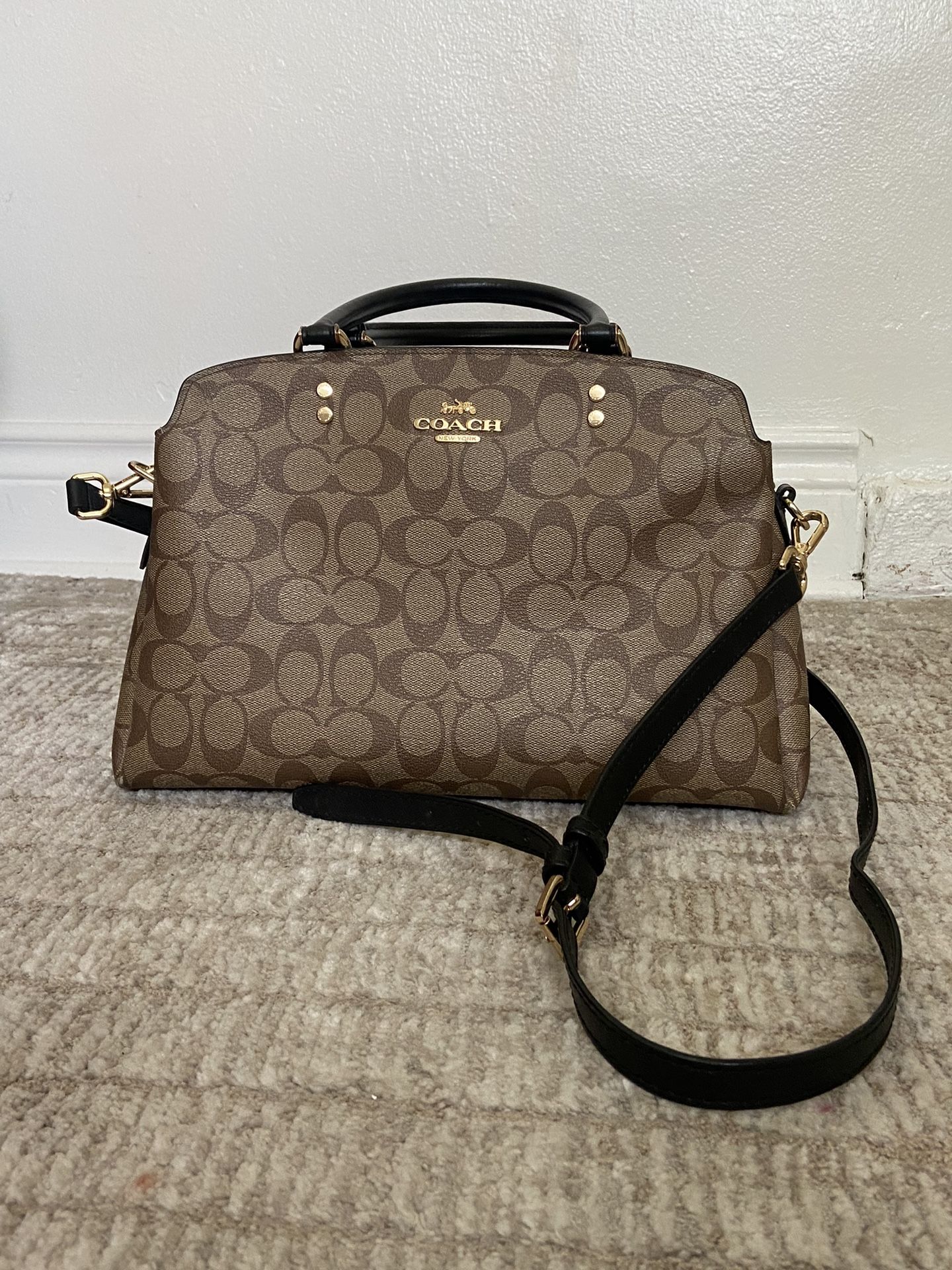 Lever Coach Bag With 3 Pockets