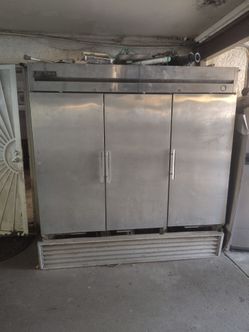 Commercial refrigerator