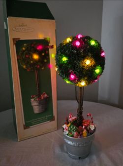 2002 Hallmark Keepsake Lighted Sugar Plum Tabletop Topiary Miniature Ornaments