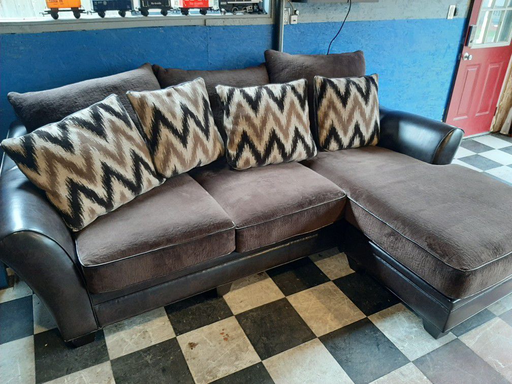 Fantastic sectional couch in amazing condition
