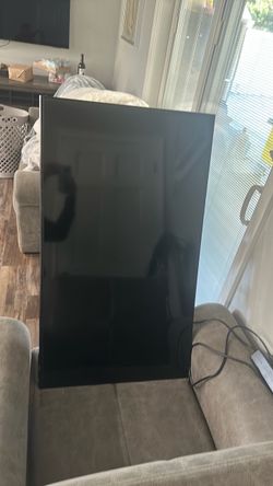 Flat Screen smart tv Samsung with tv mount size 65