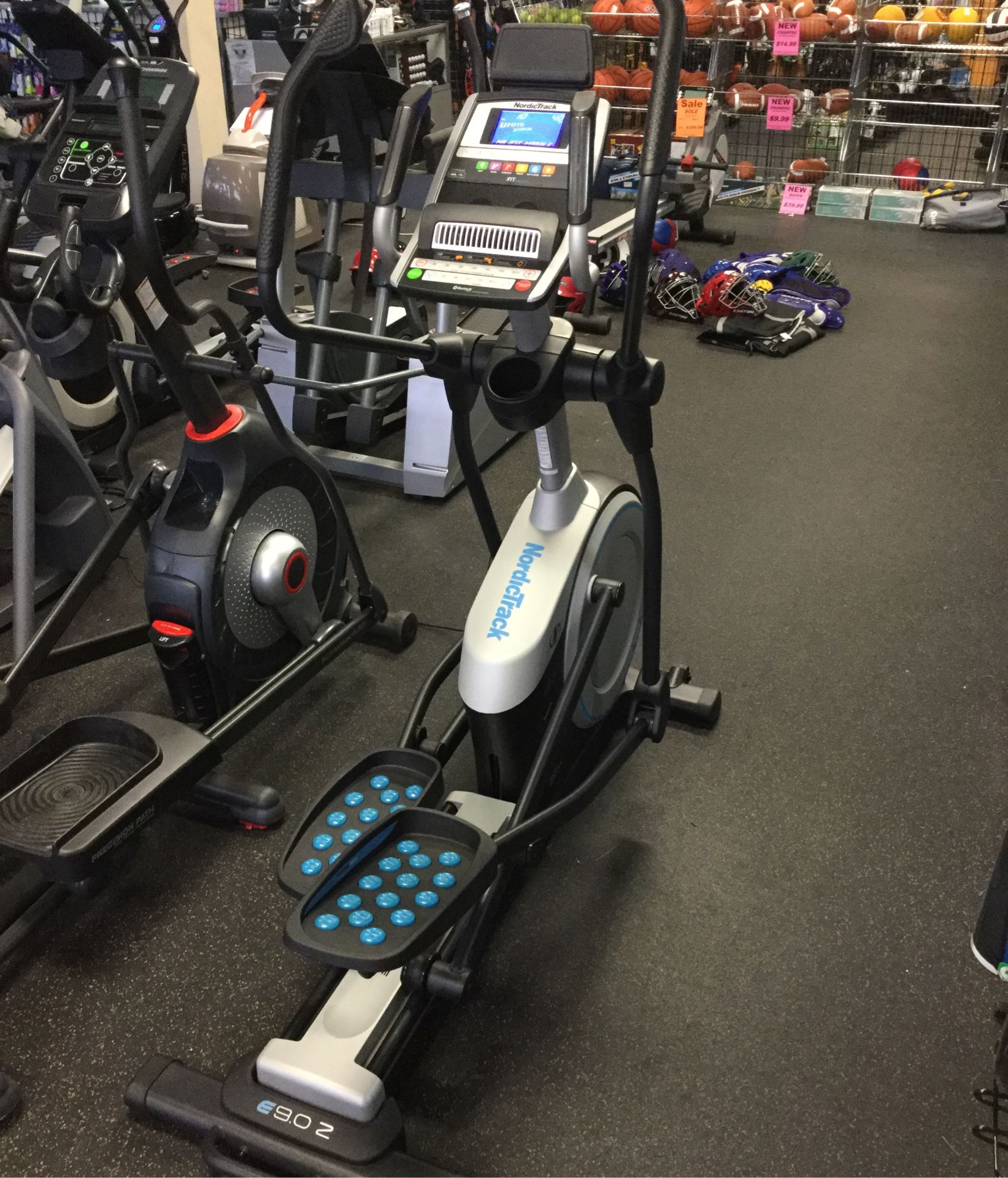 NordicTrack e9.0z elliptical cross trainer with power incline, Bluetooth built-in speakers and cooling breeze fan with ONLY 10 HOURS ON IT