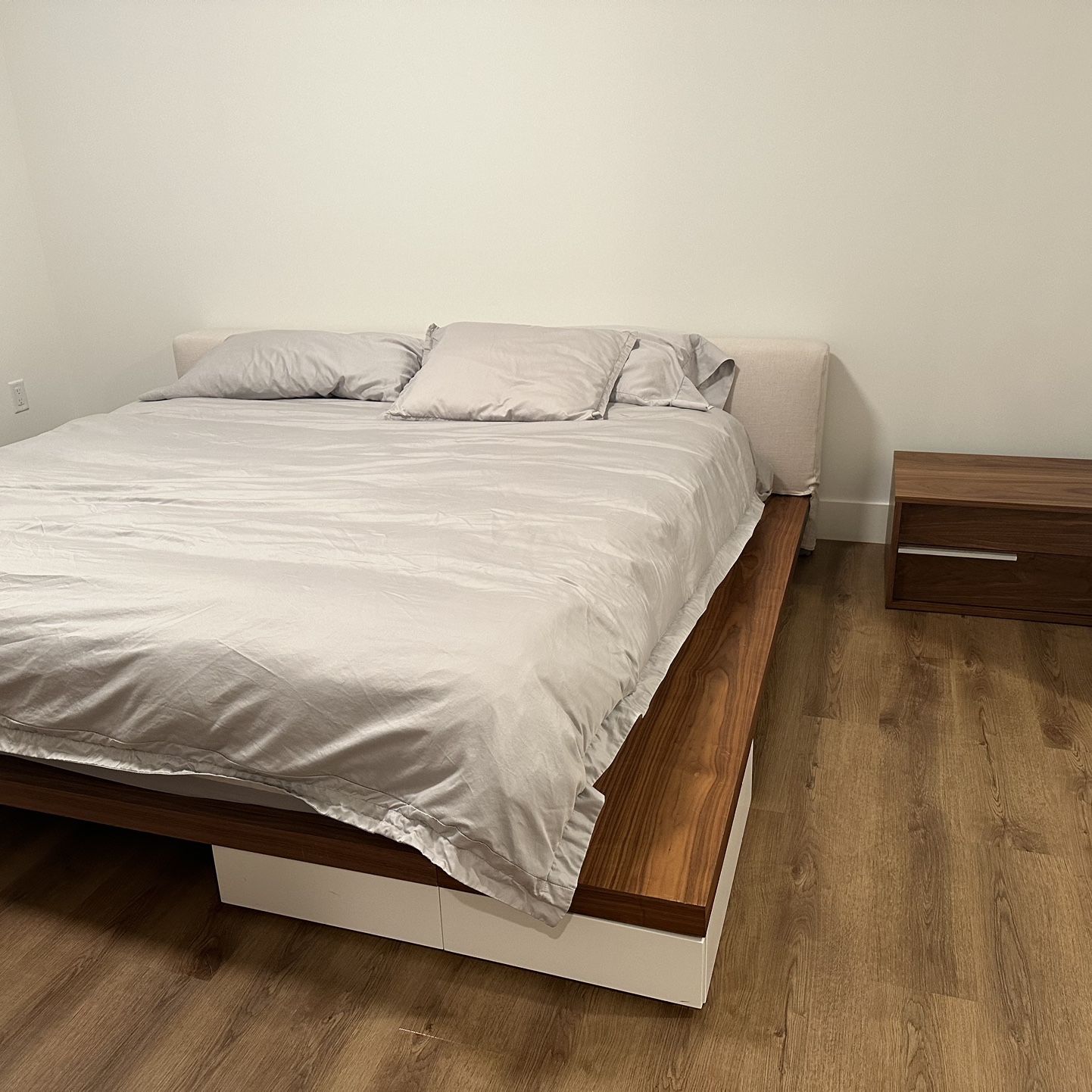 Modani Bedroom Furniture Set