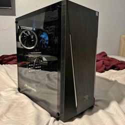 gaming pc with triple monitor display 