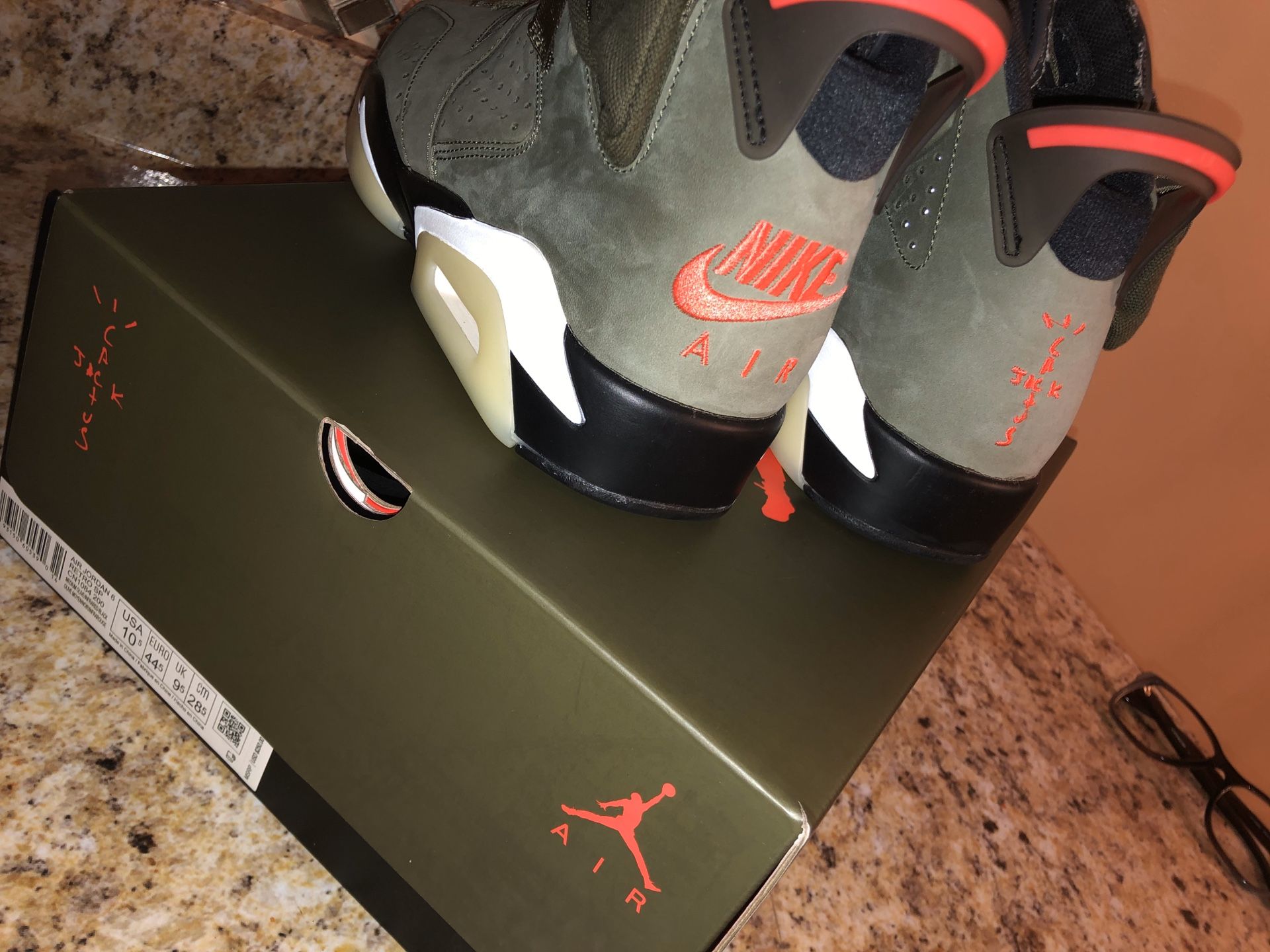 Travis Scott 6’s Size/ 10.5