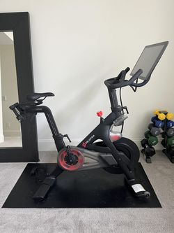 2020 Peloton Bike Original in Good Condition with 21.5in Screen and Weights - Charlotte, NC