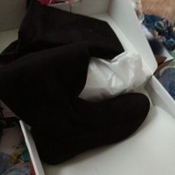 Woman's Size 7.5 Knee High  Boots Suede Black 