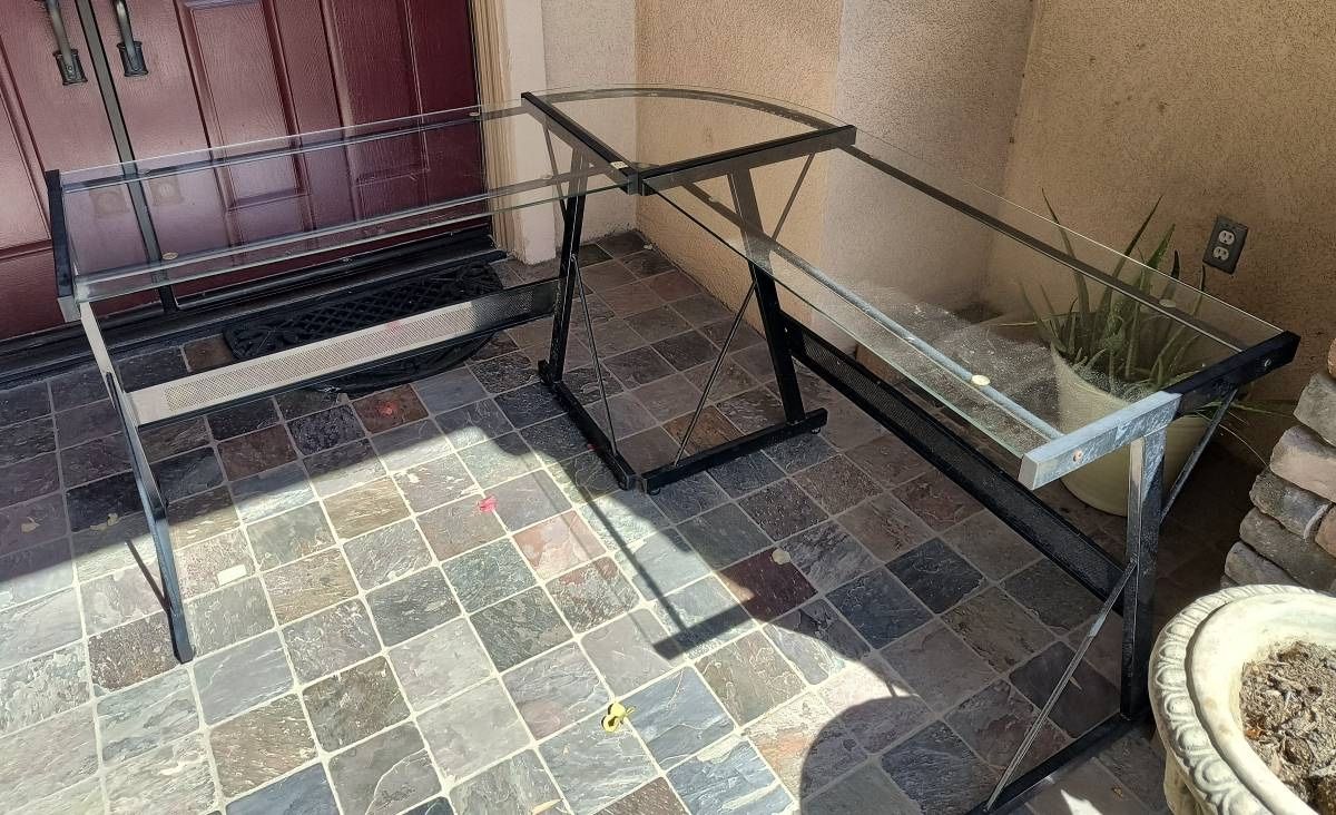 GLASS CORNER / L-SHAPED DESK