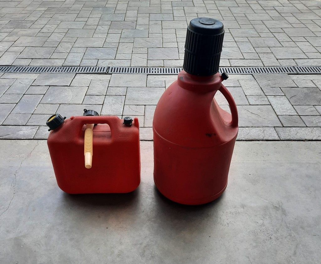 5g and 2g Gas Cans