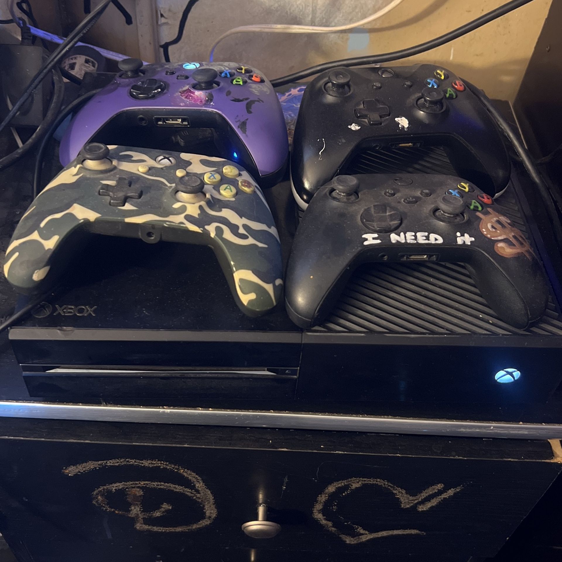 Xbox One +4controllers+2tbhd+500games