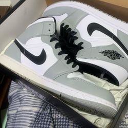 Two pairs of Jordan ones trying to trade it for either a MacBook Pro or a iPhone 13 or 12 Pro Max