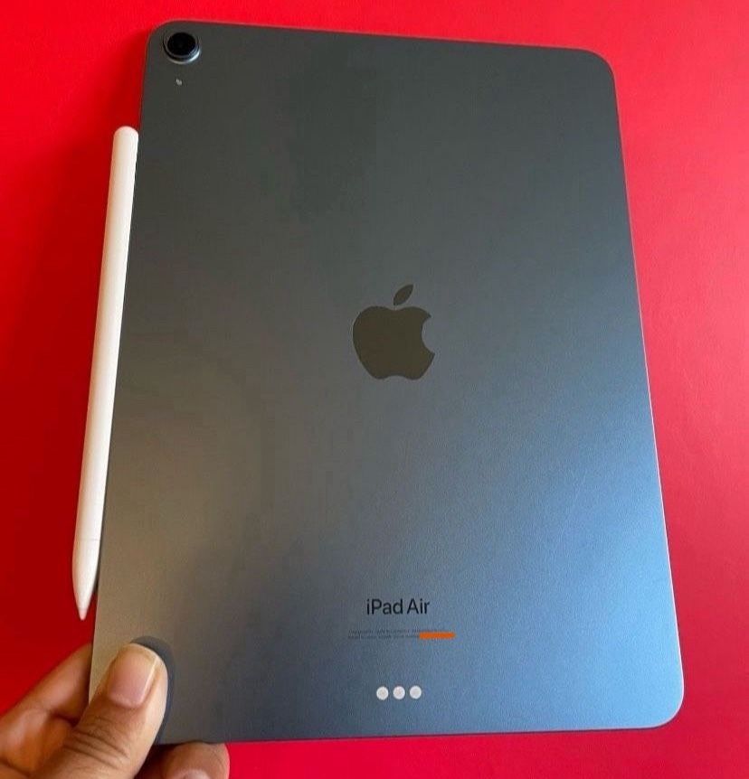 Apple IPad Air 5th Generation (10.9” Liquid Retina/ M1 chip / 2022 Model) 64GB with pen, keyboard case & Accessories (256gb $549)