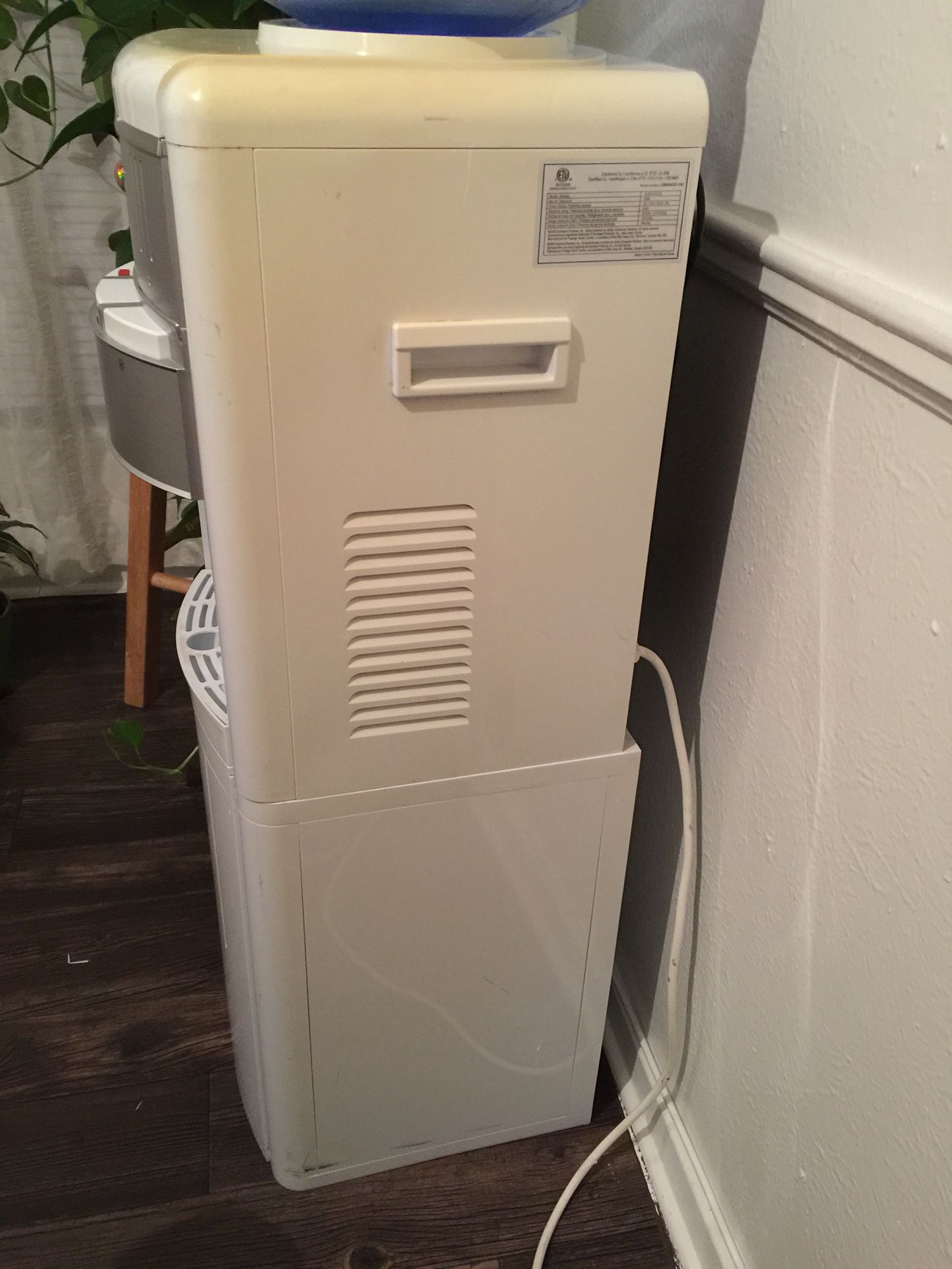 Sunbeam Hot Water Dispenser for Sale in Granville, WV - OfferUp