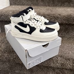 Women’s Air Force 1 mid size 6