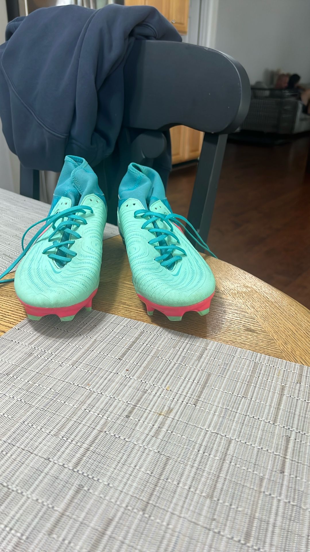 Phantom Luna soccer Cleats Size 9.5