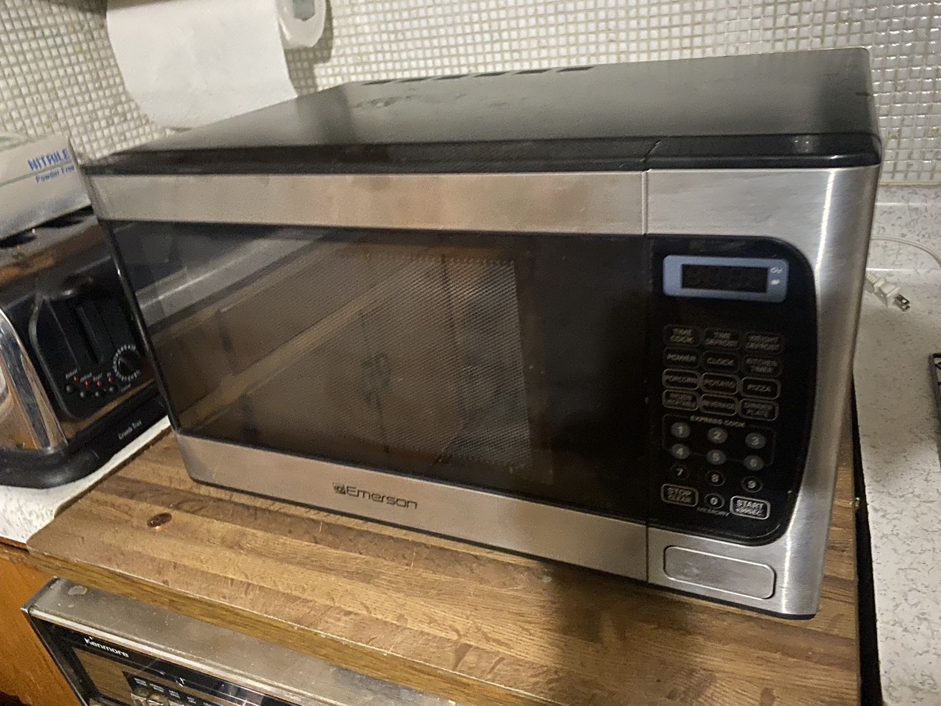 EMERSON 900 Watts