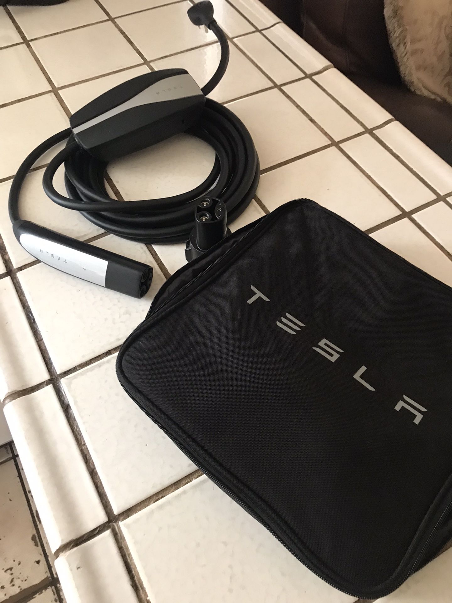 TESLA UNIVERSAL CHARGER NEW 300$