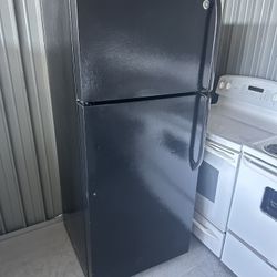 GE Refrigerator (1 Month Warranty)